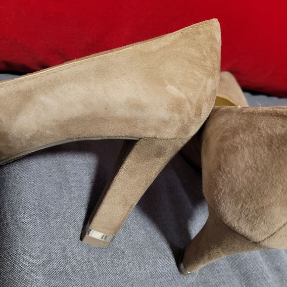 Anne Klein, leather suede, size 8.5, heels, tan - Picture 4 of 5